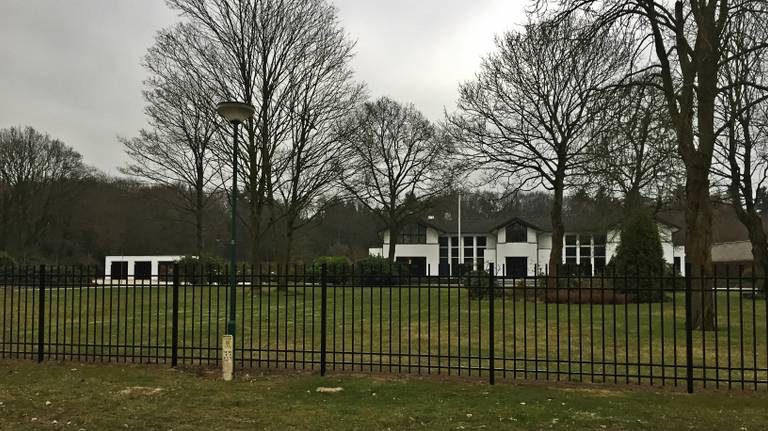 In deze villa zou Vladimir Poetin verblijven (Foto: Rob van den Broek)