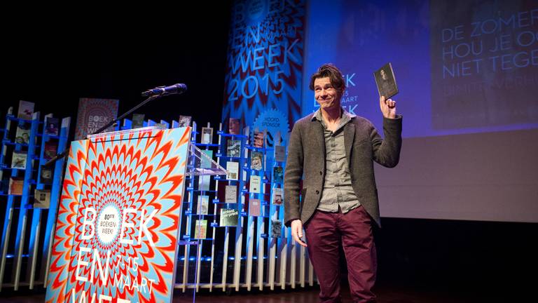 Dimitri Verhulst met het Boekenweekgeschenk (foto: ANP)