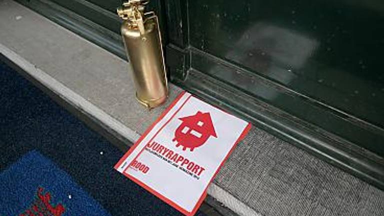 De gouden brandblusser met het juryrapport (foto: ROOD)