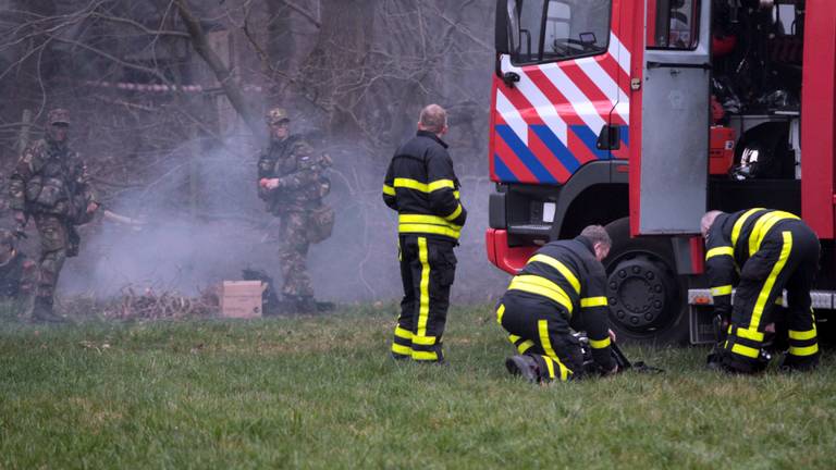 Brandweerlieden en commando's komen elkaar tegen. (Foto: Alexander Vingerhoeds/Obscura Foto)