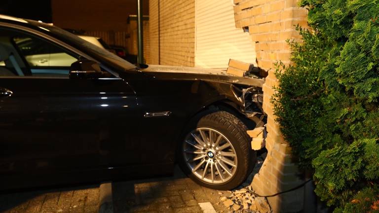 Auto rijdt huis binnen in Schijndel