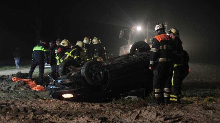 Auto slaat over de kop in Kruisland (foto: Obscura Foto).