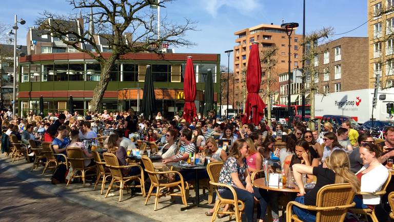 Een vol terras in Tilburg. (archieffoto Twan Spierts)