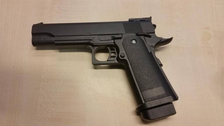 De Airsoft BB-gun die in beslag werd genomen (Bron: Politie) 