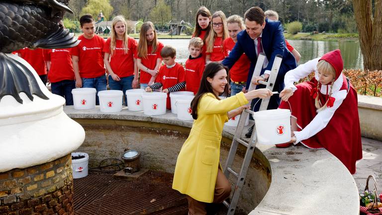 Prinses Viktória helpt met legen Wensbron