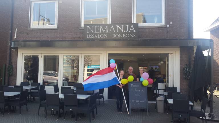 Blije gezichten bij de heropening van het terras van ijssalon Nemanja. (Foto: Ferenc Triki)
