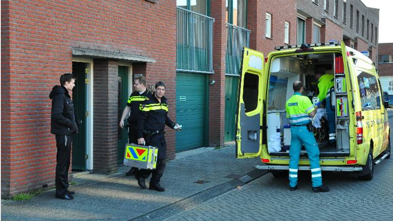 De verdachte is met een ambulance naar een ziekenhuis gebracht. (Foto: Marvin Doreleijers/FPMB).