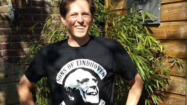 Tony Philips in het kampioensshirtje waarop zijn opa staat (foto: Facebook/Passion& Pride)