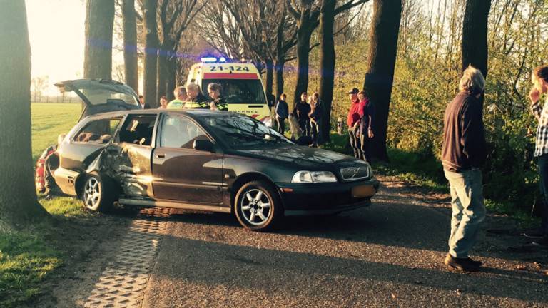 Twee gewonden bij eenzijdig ongeluk in Boekel (Foto: AS Media)