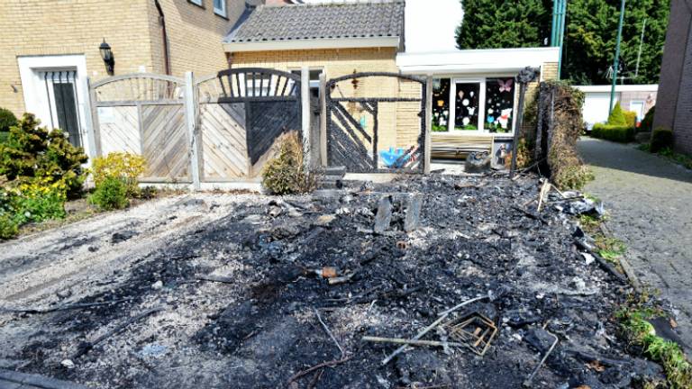 De auto en de caravan gingen in vlammen op. (Foto: Toby de Kort/De Kort Media).