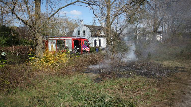 De brandweer had het vuur snel onder controle. (Foto: Jeroen Stuve/Stuve Fotografie).