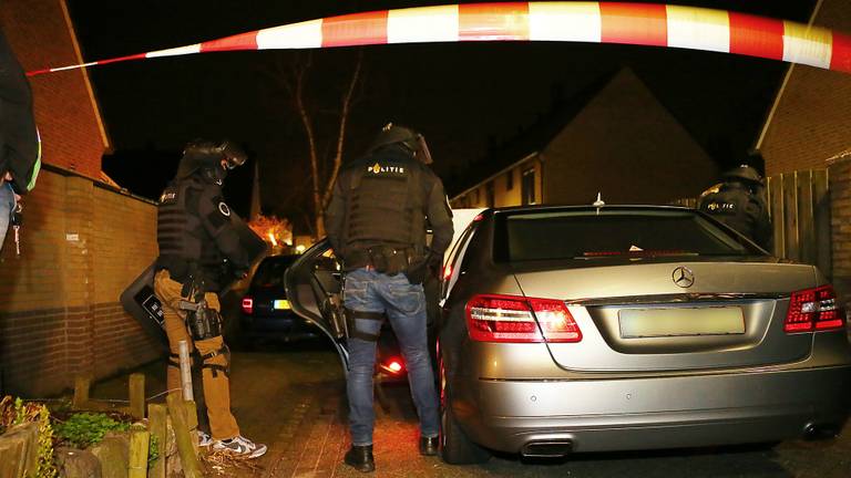 Arrestatieteam pakt man op na schietpartij op Narcishof in Oss