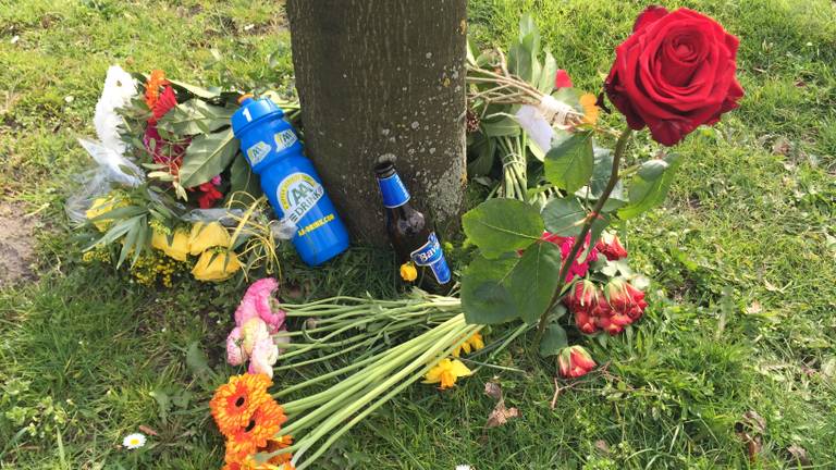 Bloemen op de plek waar Rolf Zwart in 2015 werd doodgereden