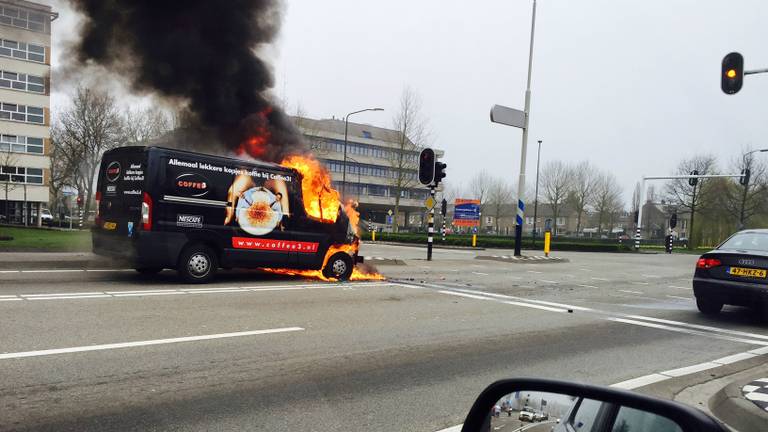 Busje vliegt in brand bij provinciehuis in Den Bosch (Foto: Tonnie Vossen)