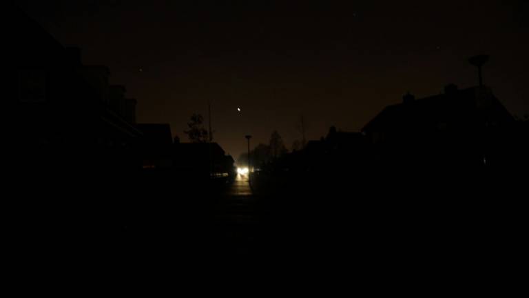 Autolichten in een donker Sprang-Capelle (foto: Martijn van Bijnen / FPMB)