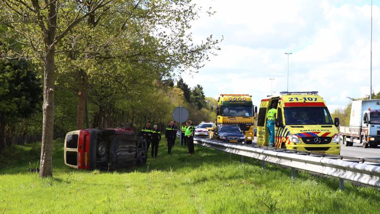 Bestelbus op zijn kant (foto: Sander van Gils / SQ Vision)