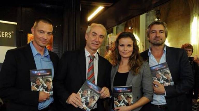 Het boek van Jim de Koning (links) werd in ontvangst genomen door oud-burgemeester Gerd Leers van Maastricht, Angela Schijf en Victor Reinier. (Foto: Twitpic Chantalvdl99).
