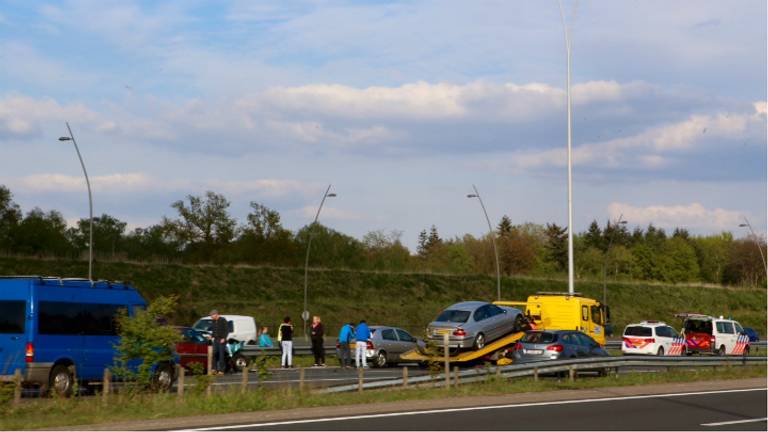 .Zes  auto's botsten op elkaar en veroorzaakten de wegafsluiting. (Foto: Hans van Hamersveld/Kijk en klik Media)