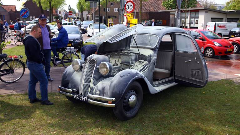 Oldtimer in brand (foto: Sander van Gils / SQ Vision)