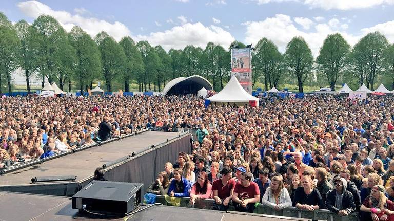 Ambassadeurs van de Vrijheid touren vanaf Gilze-Rijen per heli langs Bevrijdingsfestival