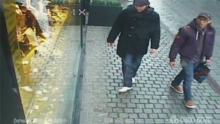 Een bewakingsbeeld waarop de daders te zien zijn.