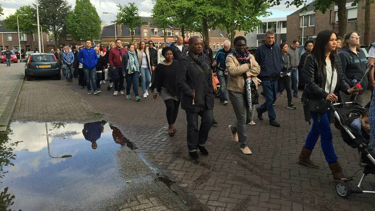 Honderden mensen lopen mee in de stille tocht (Foto: Fred Meeuwsen)