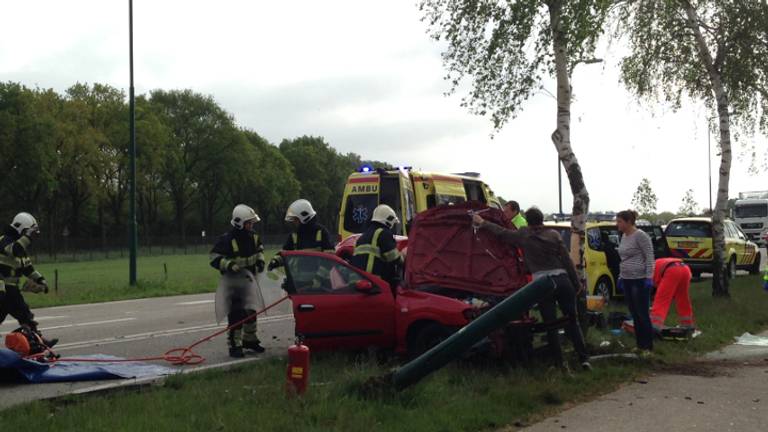 Bestuurder auto ter plekke overleden (foto: Marco van den Broek / SQ Vision)