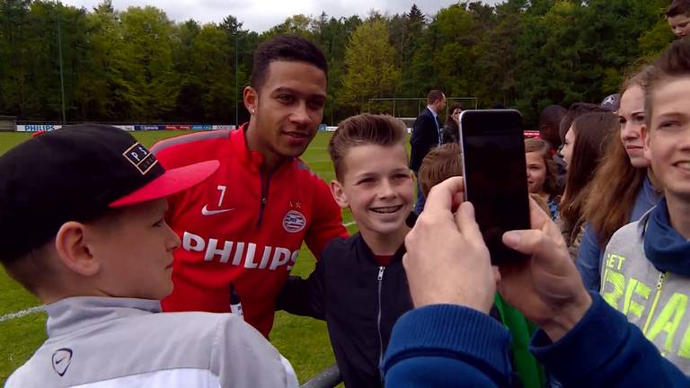Memphis Depay gaat op de foto met een paar fans van PSV