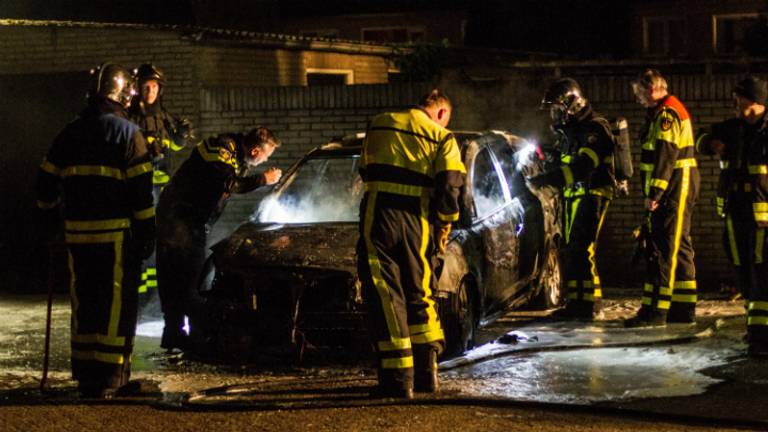 De auto brandde volledig uit. (Foto: Alexander Vingerhoeds/Obscura Foto)