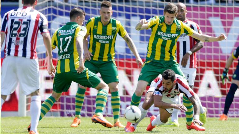 Bruno Andrade wordt tegen de grond gewerkt (foto: VI Images)