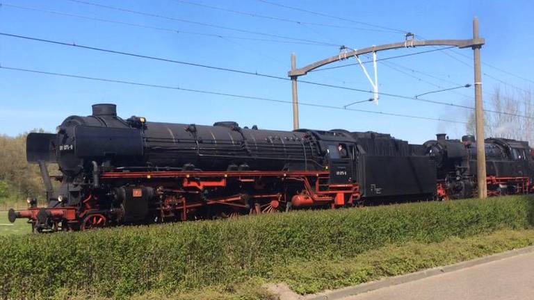 De stoomtrein op het spoor bij Eindhoven (Foto: Twitter/Mike Verdonk) 