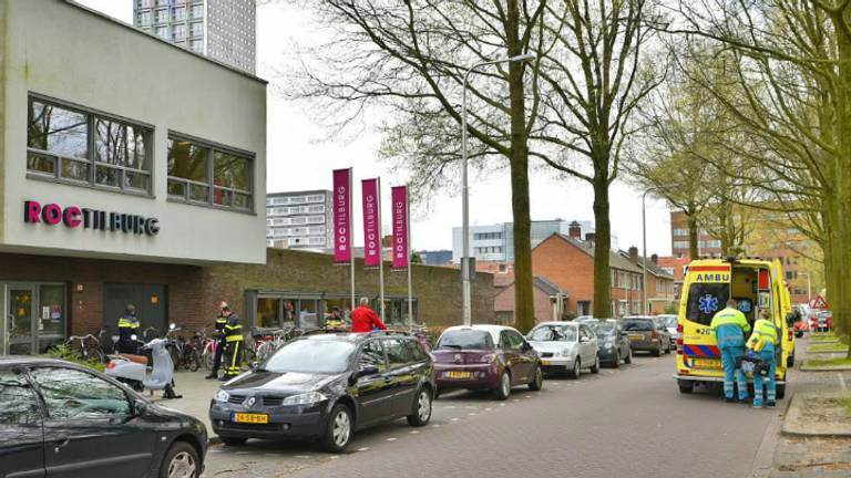 Ambulances staan bij de ROC aan de Gimbrèrelaan. (Foto: Jack Brekelmans)