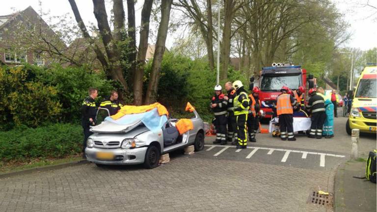 Het slachtoffer moest uit zijn auto bevrijd worden. (Jeroen Stuve/Stuve Fotografie\).