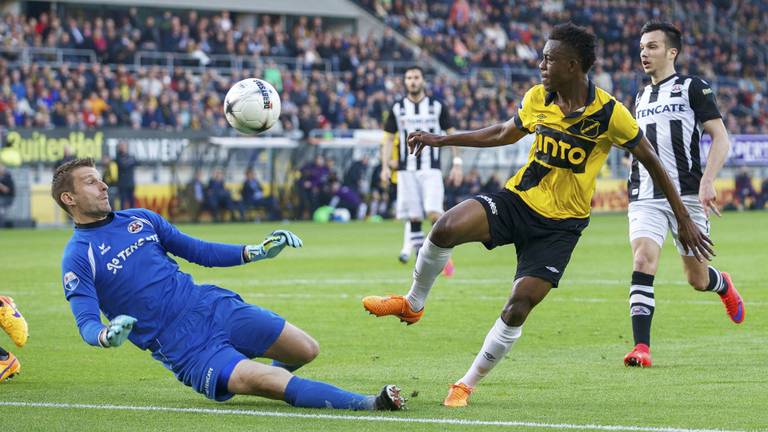 Naah stuit op doelman Castro van Heracles (Foto: VI Images)