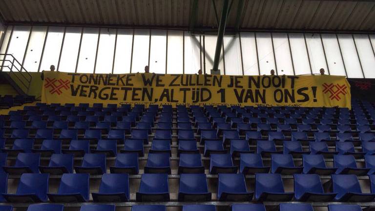 Spandoek voor een van de ernstig zieke supporters van NAC