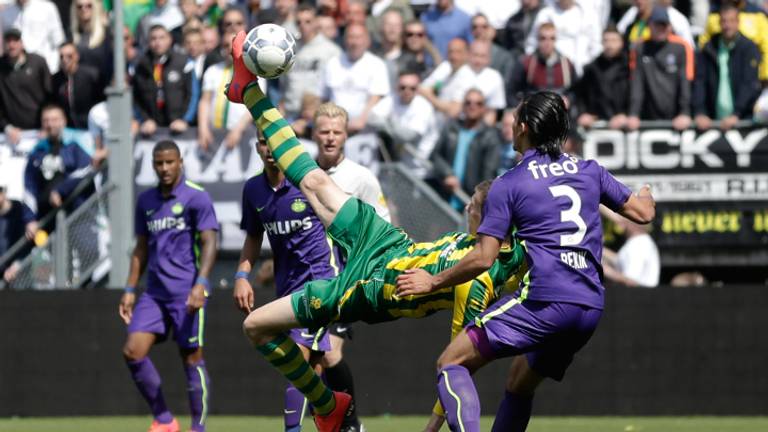 Rekik probeert bal te veroveren (foto: VI Images)