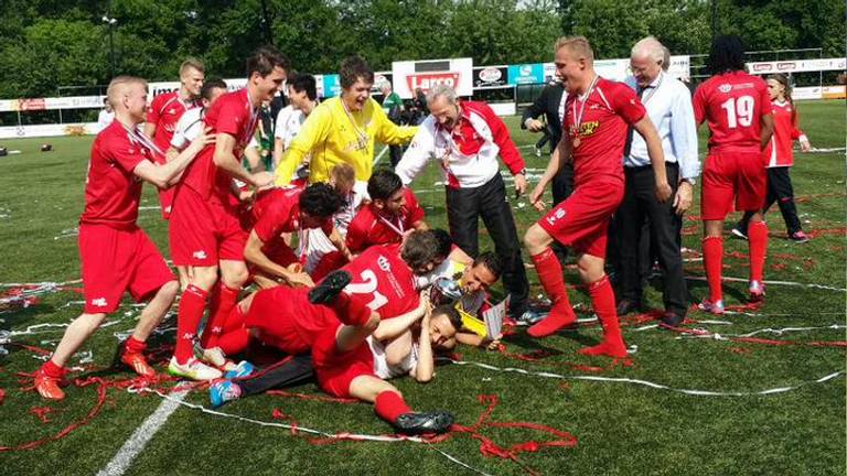 JVC Cuijk viert feest na behalen beker (foto: @jvc_cuijk / Twitter)