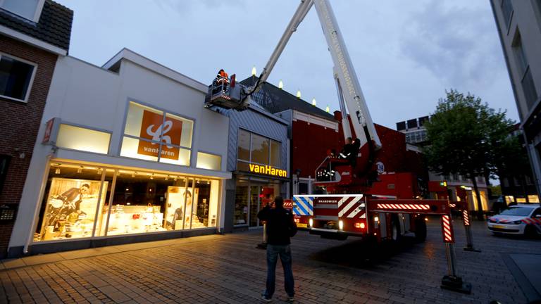 Man met hoogwerker van dak gehaald (foto: Thymen Stolk Fotograaf)