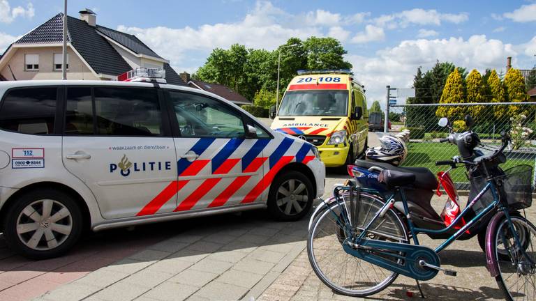 Vrouw gewond bij ongeval in Sprundel. (foto: Alexander Vingerhoeds/Obscura Foto)