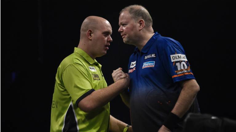 Michael van Gerwen en Raymond van Barneveld treffen elkaar in de halve finale. (Foto: Lawrence Lustig/PDC).