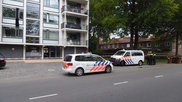 Het stoffelijk overschot lag bij een flat. (foto: Corné Sep./Mainstay Media)