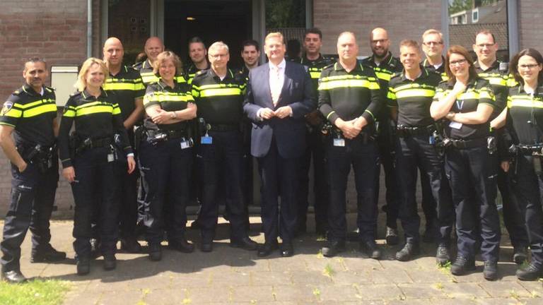 Minister Ard van der Steur en agenten