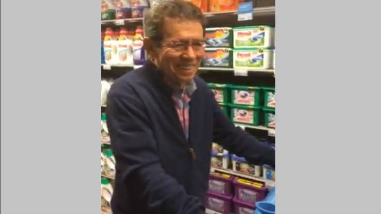 Meneer Stoop is tevreden met zijn oogst (Beeld: Facebook / Albert Heijn Made)