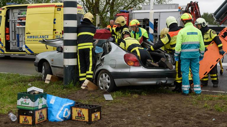 De vrouw werd door hulpverleners uit haar auto bevrijdt. (Foto: Tom van der Put/SQ Vision).