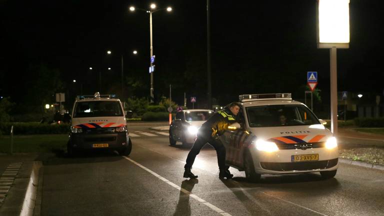 De politie deed na de aanrijding onderzoek. (Foto: Mathijs Bertens/Stuve Fotografie)