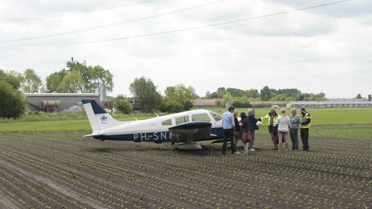 Vliegtuigje maakt noodlanding (foto: Alexander Vingerhoeds/Obscura Foto)