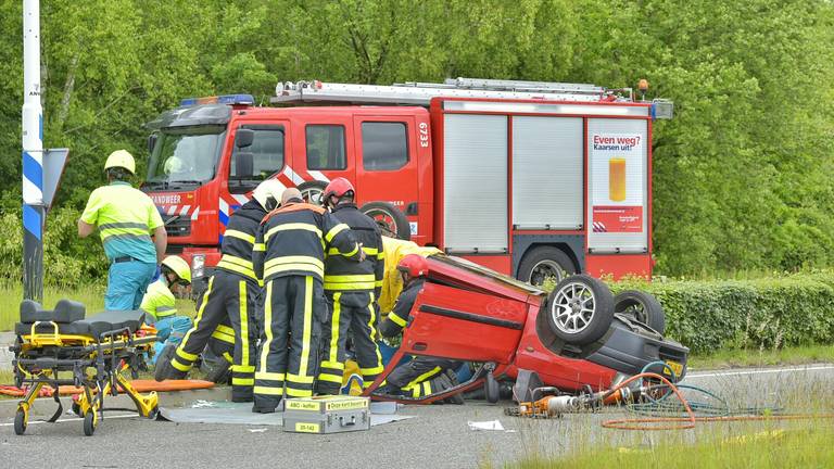 Een passagier kwam door de botsing bekneld te zitten. (Foto: Jack Brekelmans/Persburo-BMS).