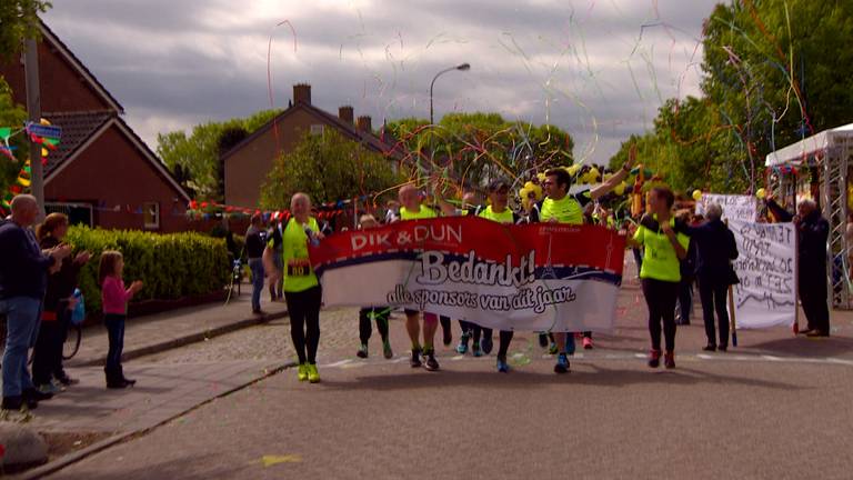 Deelnemers aan de Roparun bedanken hun sposnoren.