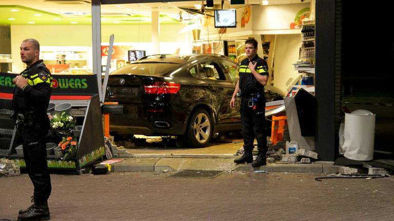 Vrouw crasht met auto in winkel tankstation Texaco langs A67 bij Asten: is enorm -