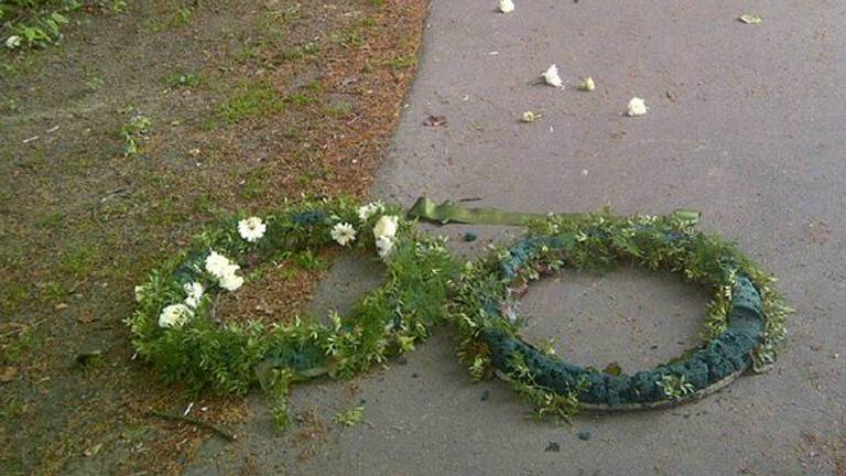 Jongeren opgepakt voor vernieling bloemenkransen Oosterhout (Foto: Politie)